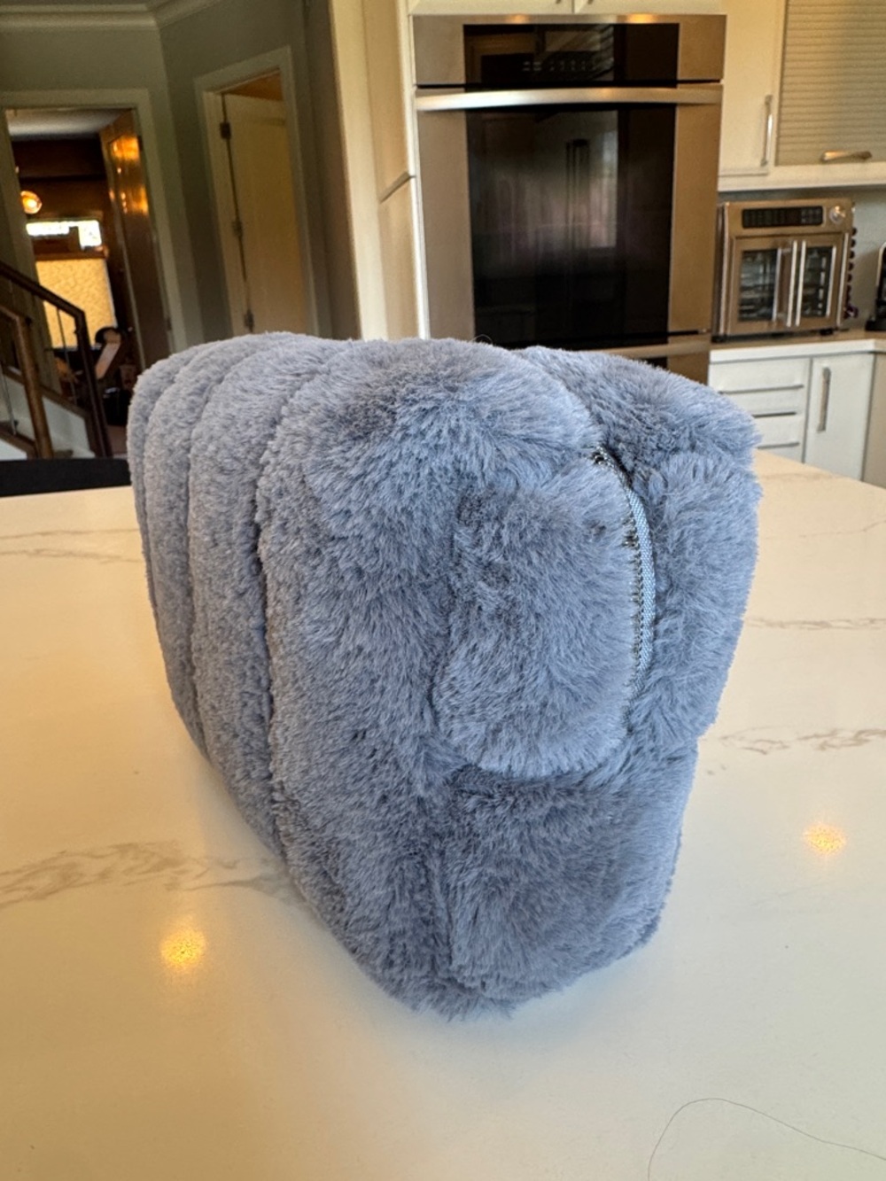 Periwinkle quilted faux fur cosmetic pouch - Picture 4 of 6